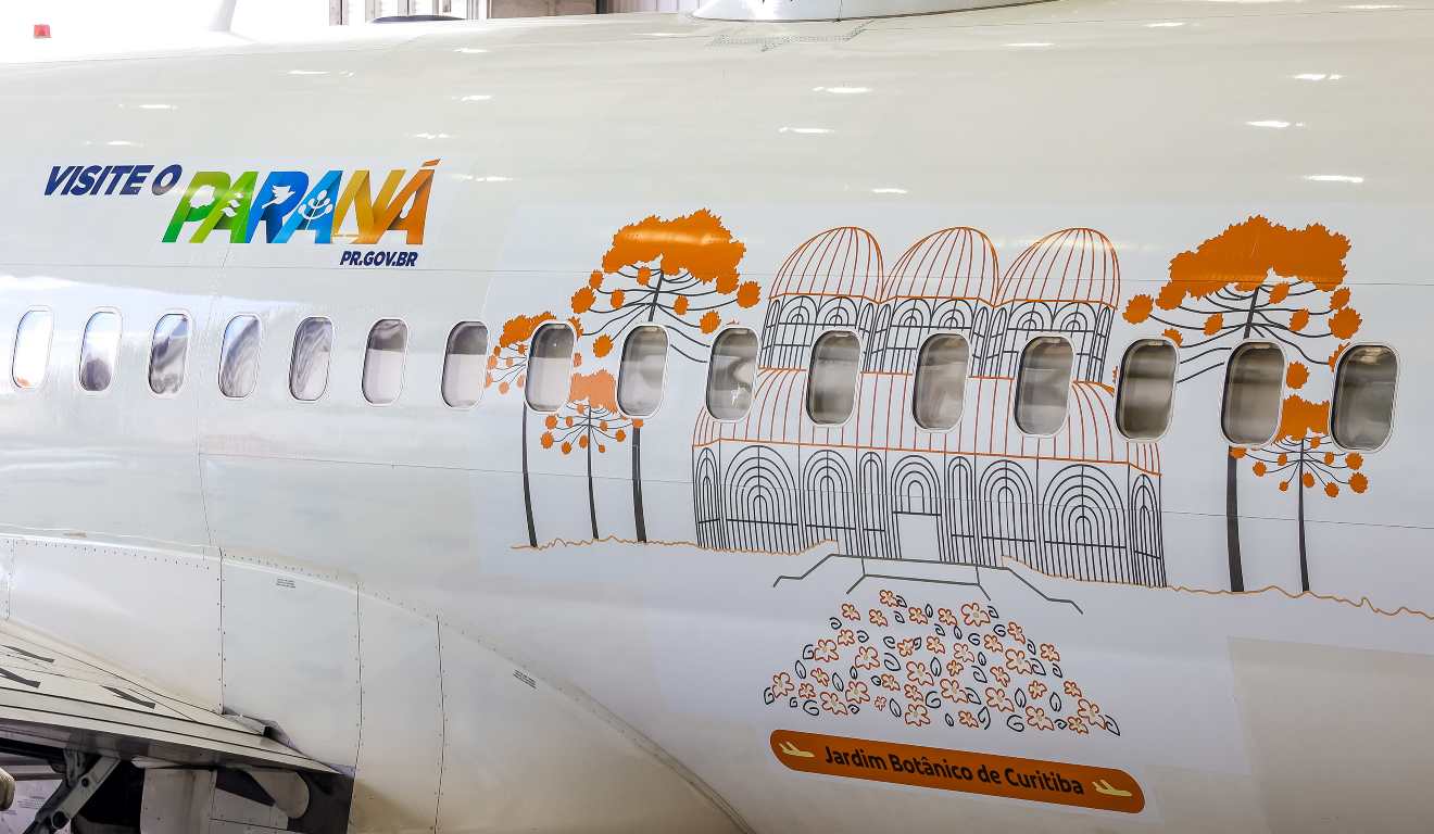 Avião da Gol com plotagem em homenagem ao Paraná