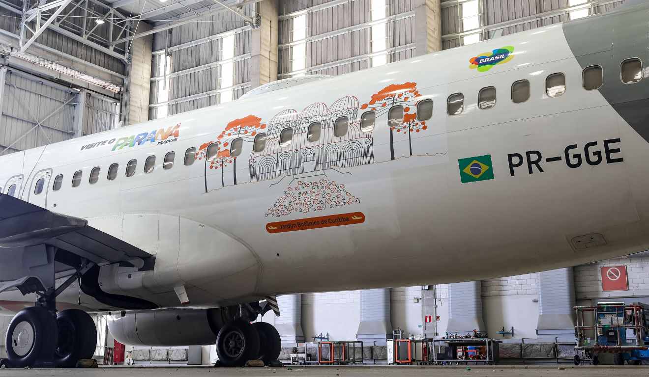 Avião da Gol com plotagem em homenagem ao Paraná