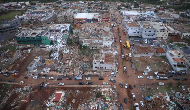 Cidade do Paraná fica destruída após passagem de tornado no Paraná