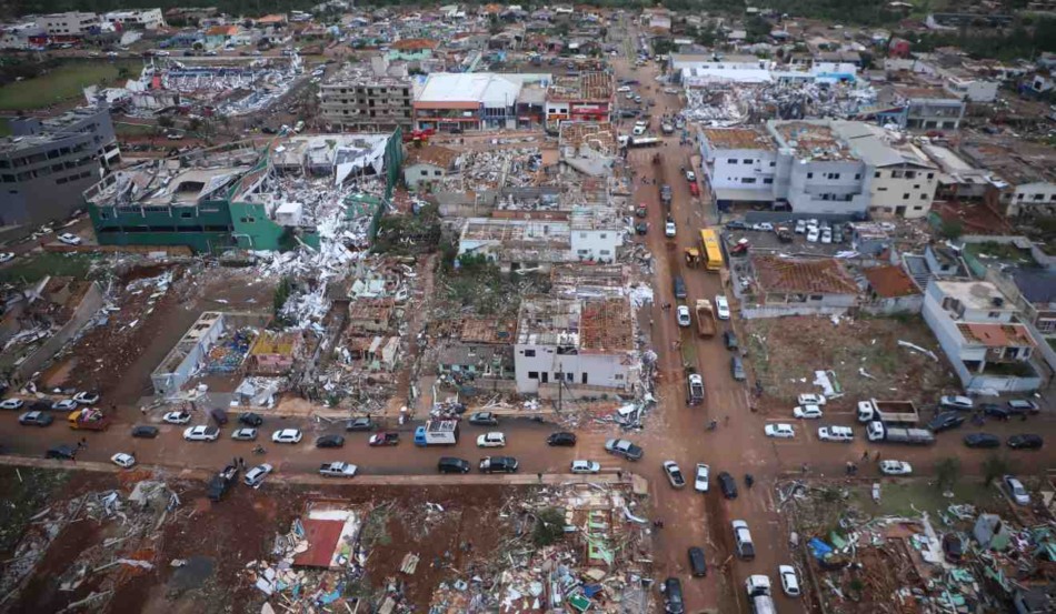 Cidade do Paraná fica destruída após passagem de tornado no Paraná