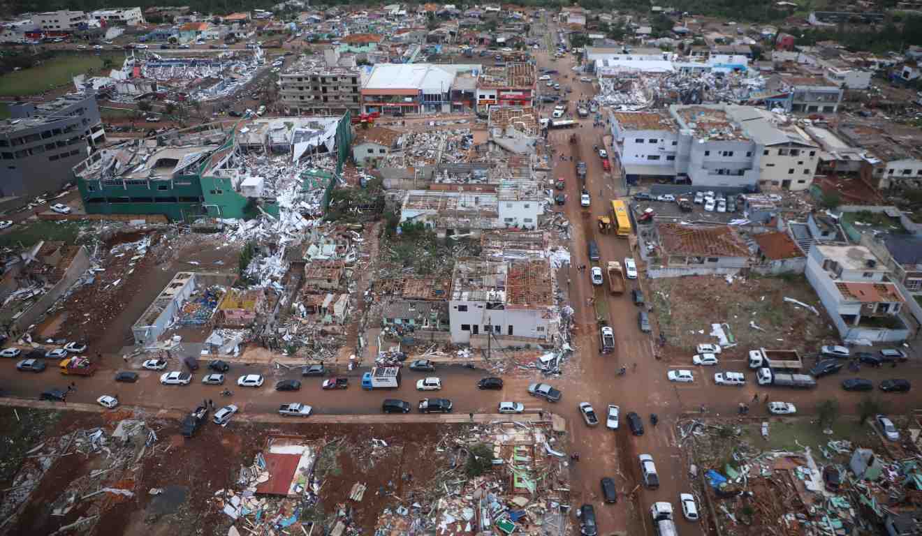 Cidade do Paraná fica destruída após passagem de tornado no Paraná