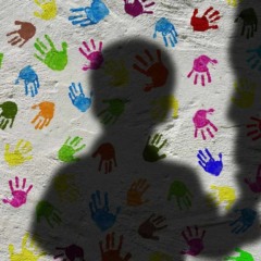 foto de sombra de criança sobre parede branca com impressões coloridas de pequenas mãos