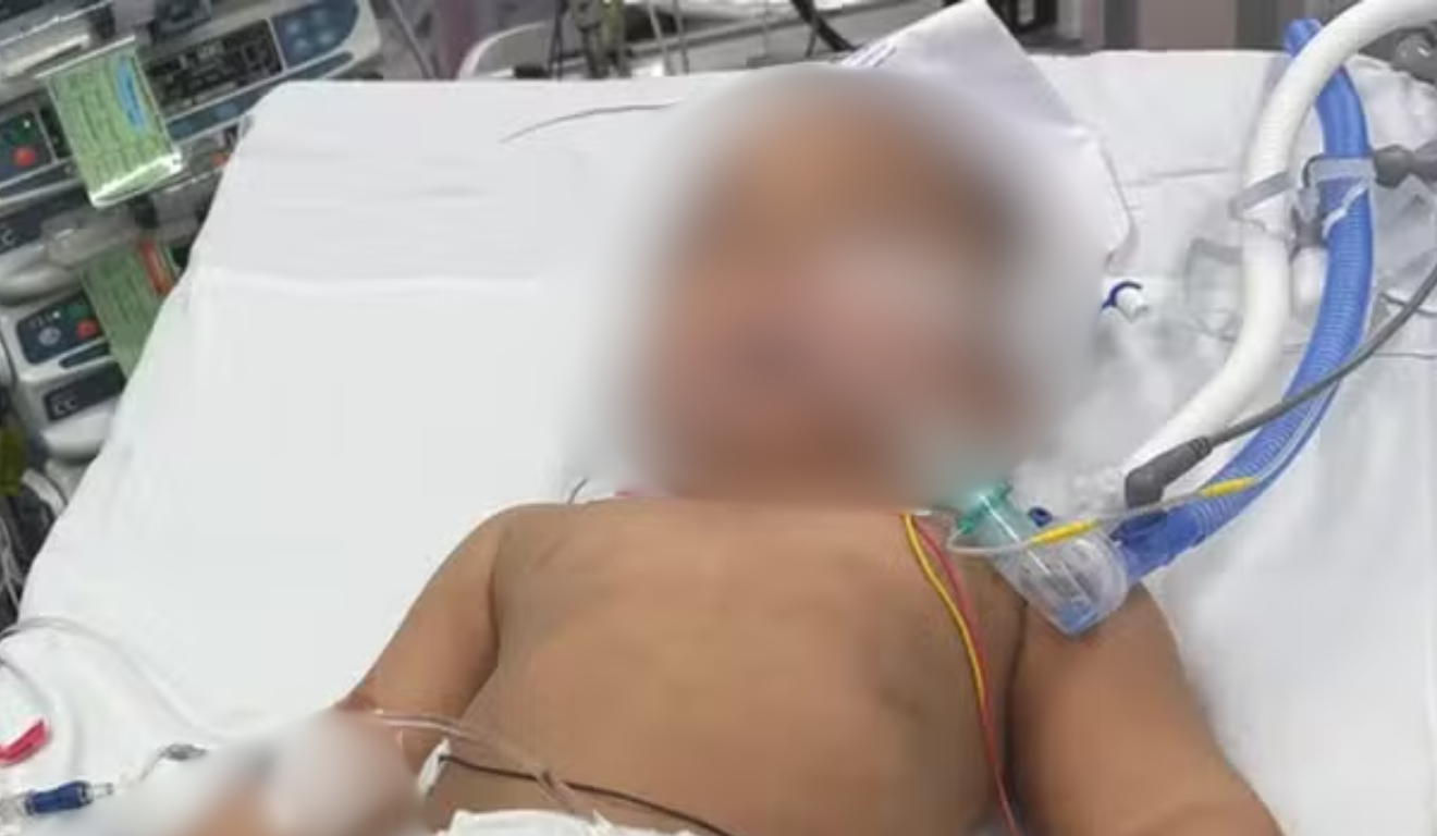 Imagem da criança internada. 