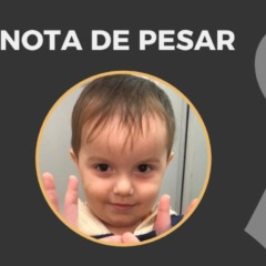 Bebê que morreu por tumor na cabeça mostrando dedo em nota de pesar