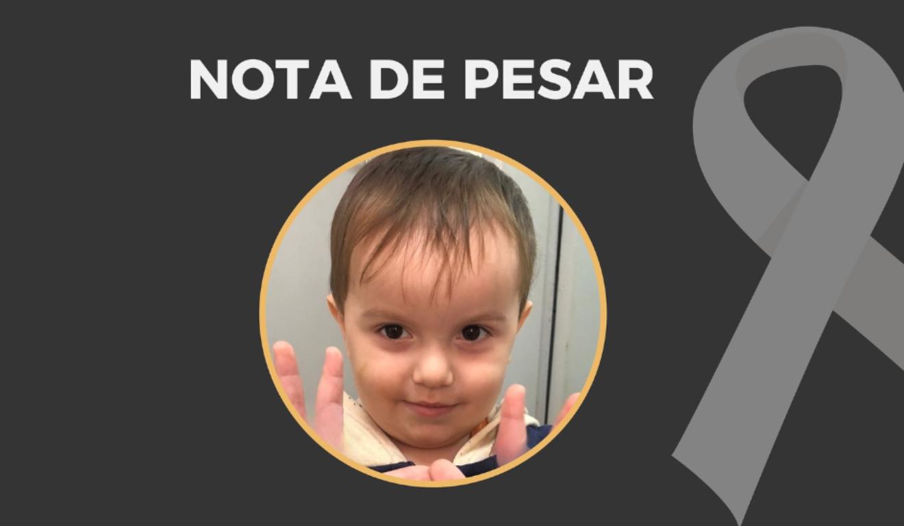 Bebê que morreu por tumor na cabeça mostrando dedo em nota de pesar