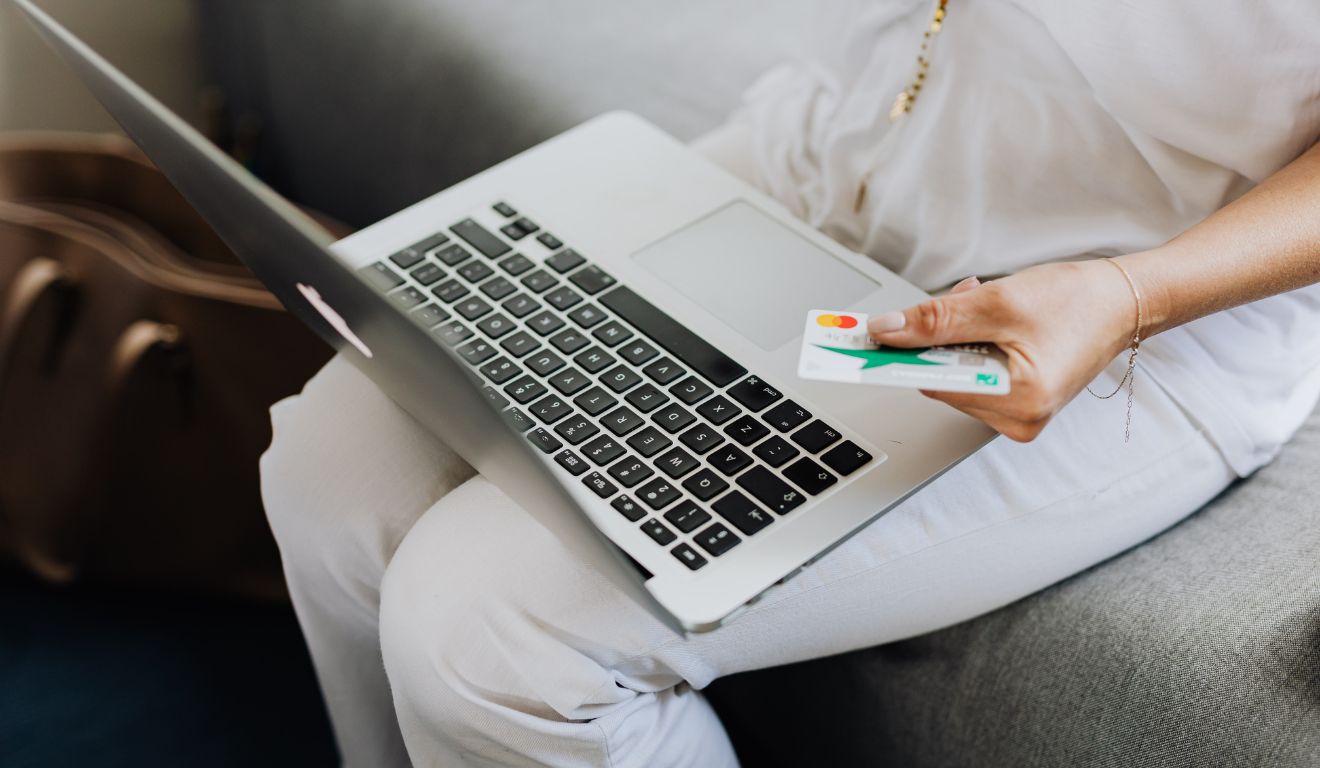 foto de uma pessoa fazendo compra online para ilustrar vendas na Black Friday 2025