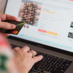 foto de uma pessoa fazendo compra online para ilustrar vendas na Black Friday 2025