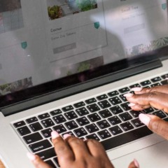 Pessoa mexendo no computador.