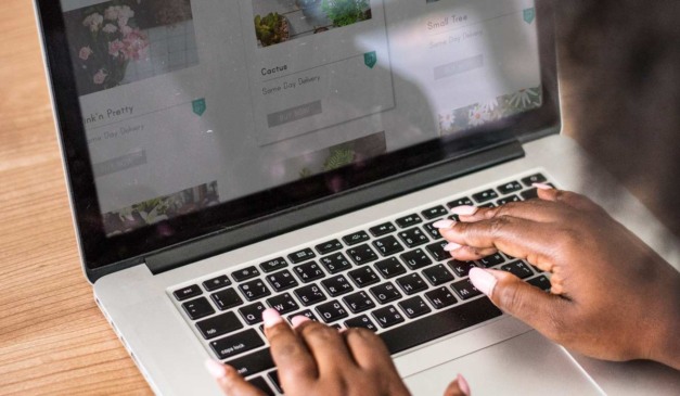 Pessoa mexendo no computador.