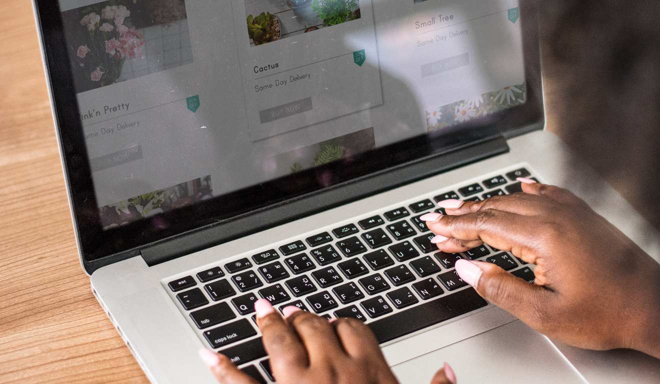 Pessoa mexendo no computador. 