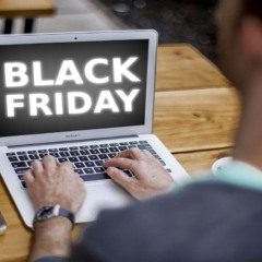 imagem de computador com palavras black friday na tela