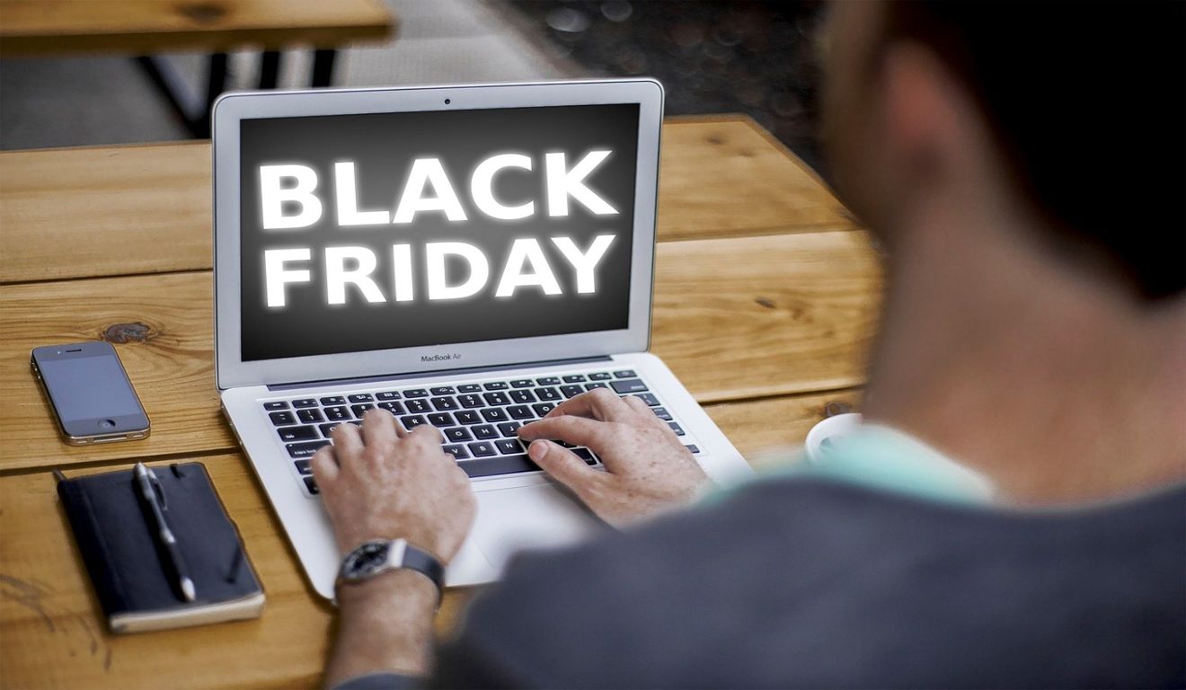 imagem de computador com palavras black friday na tela 