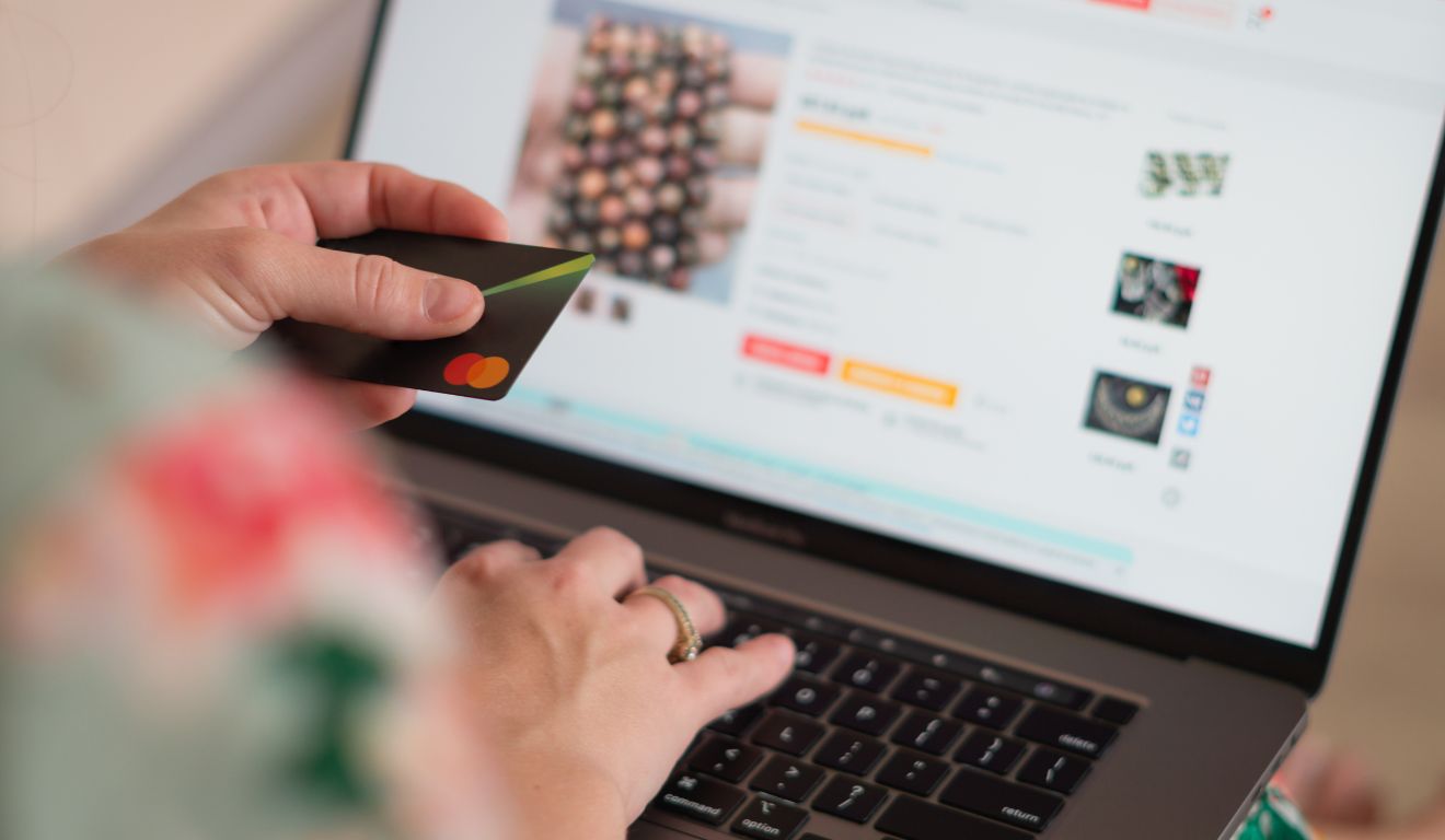 foto de uma pessoa fazendo compra online para ilustrar vendas na Black Friday 2025