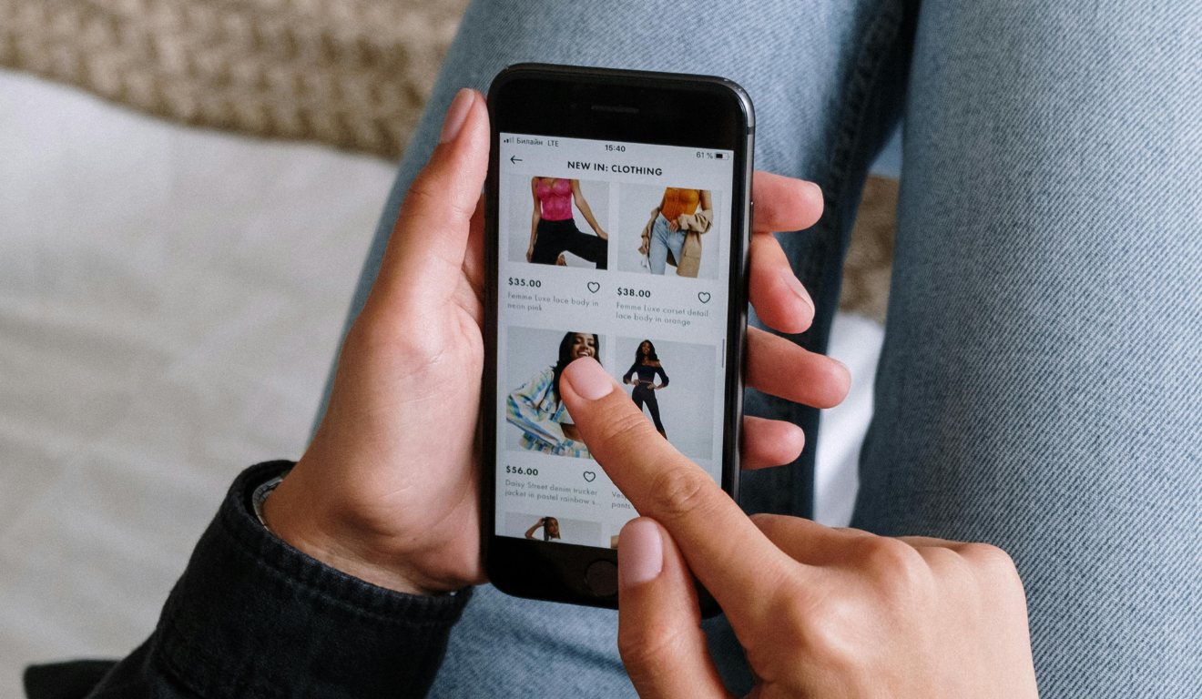 Imagem de uma pessoa fazendo compras.