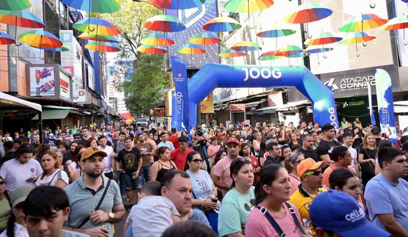 Aglomeração durante a Black Friday na Cidade de Leste