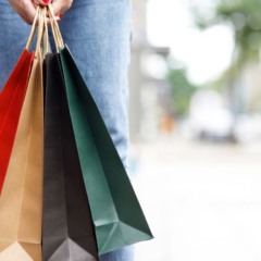 pessoa segurando sacolas para ilustrar black friday em curitiba