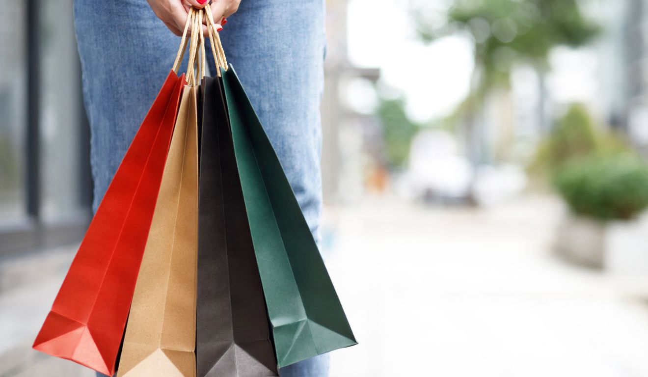 pessoa segurando sacolas para ilustrar black friday em curitiba