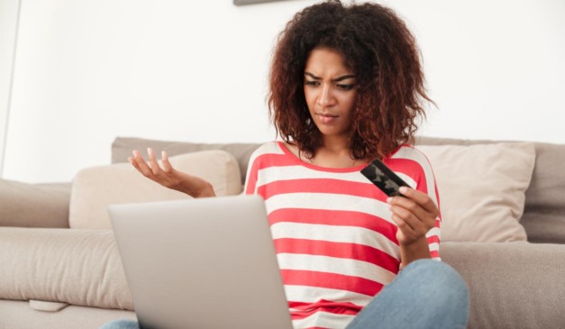 Mulher em dúvida com pagamento de compra na internet