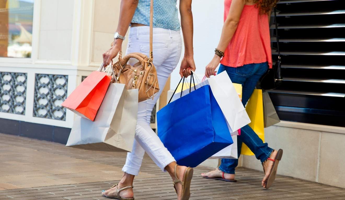 mulheres fazendo compras