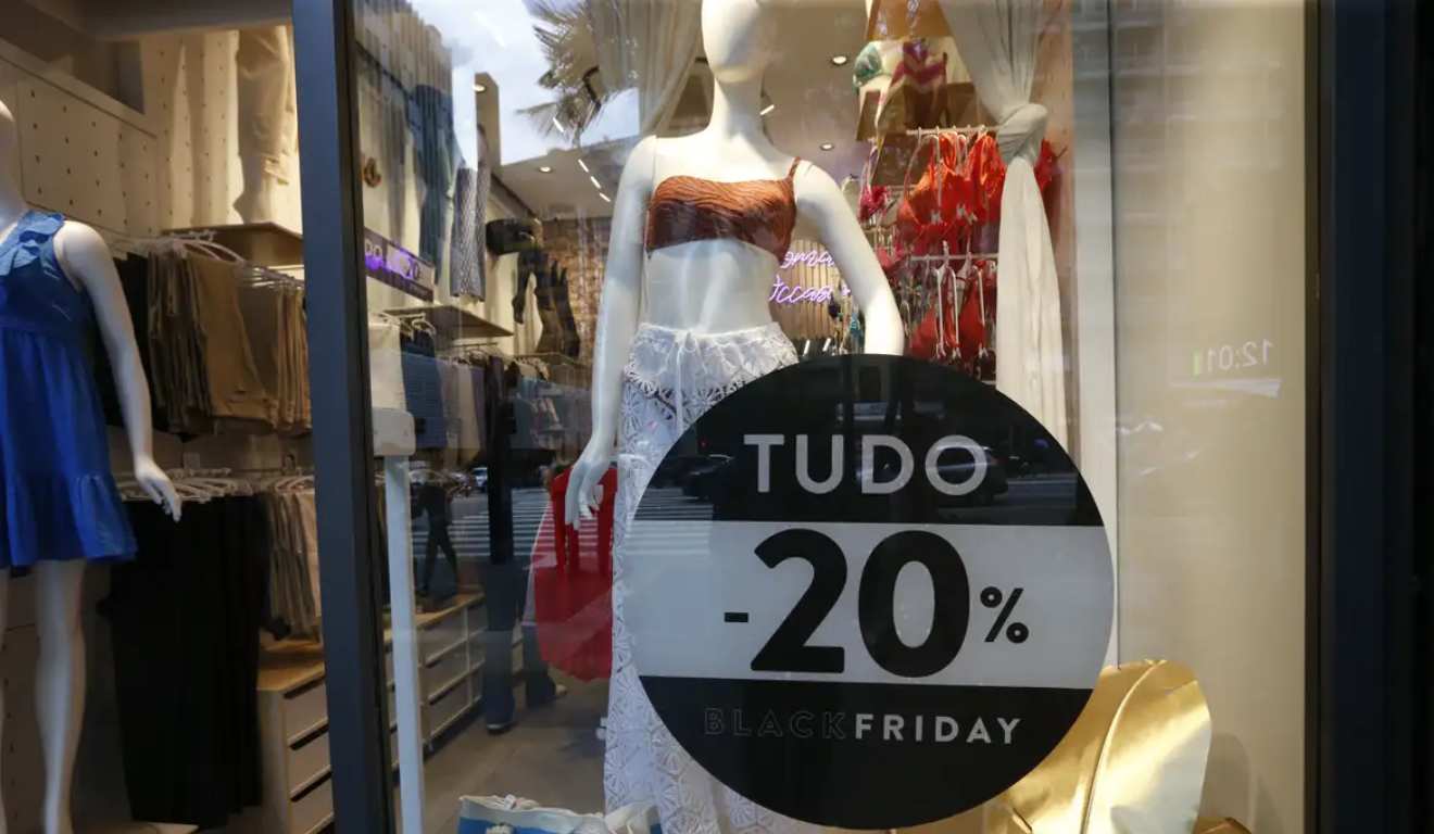 Roupas femininas na frente de loja