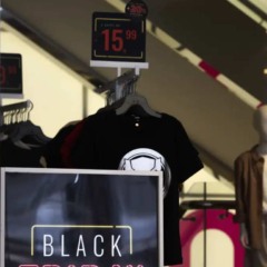 Roupas em comércio na Black Friday
