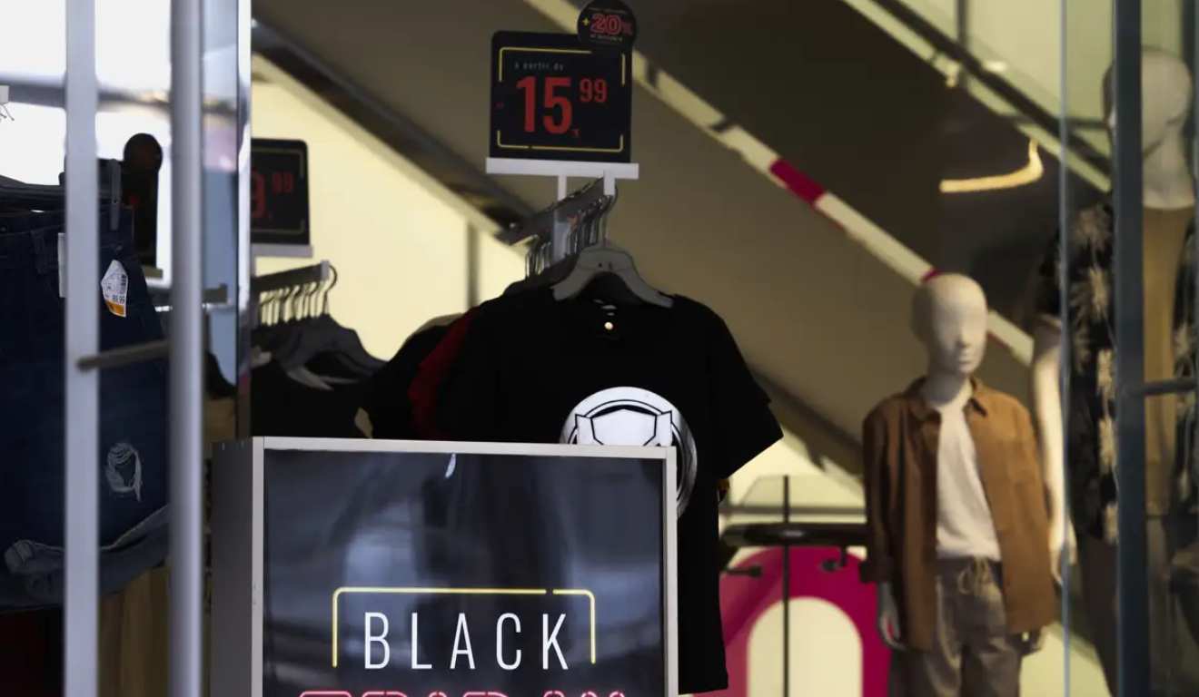 Roupas em comércio na Black Friday
