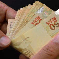 Mão contando dinheiro