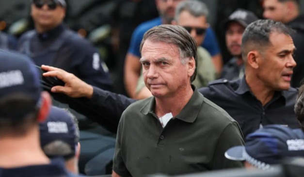 Jair Bolsonaro que foi preso ao lado de policiais