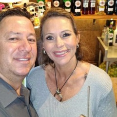 Régisson de Souza e Tamara Zimmermann abraçados em um bar