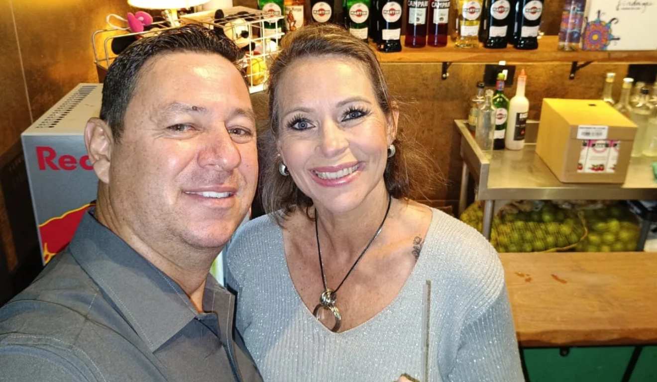 Régisson de Souza e Tamara Zimmermann abraçados em um bar