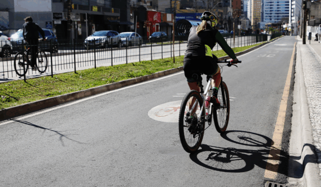 Imagem de uma pessoa pedalando.