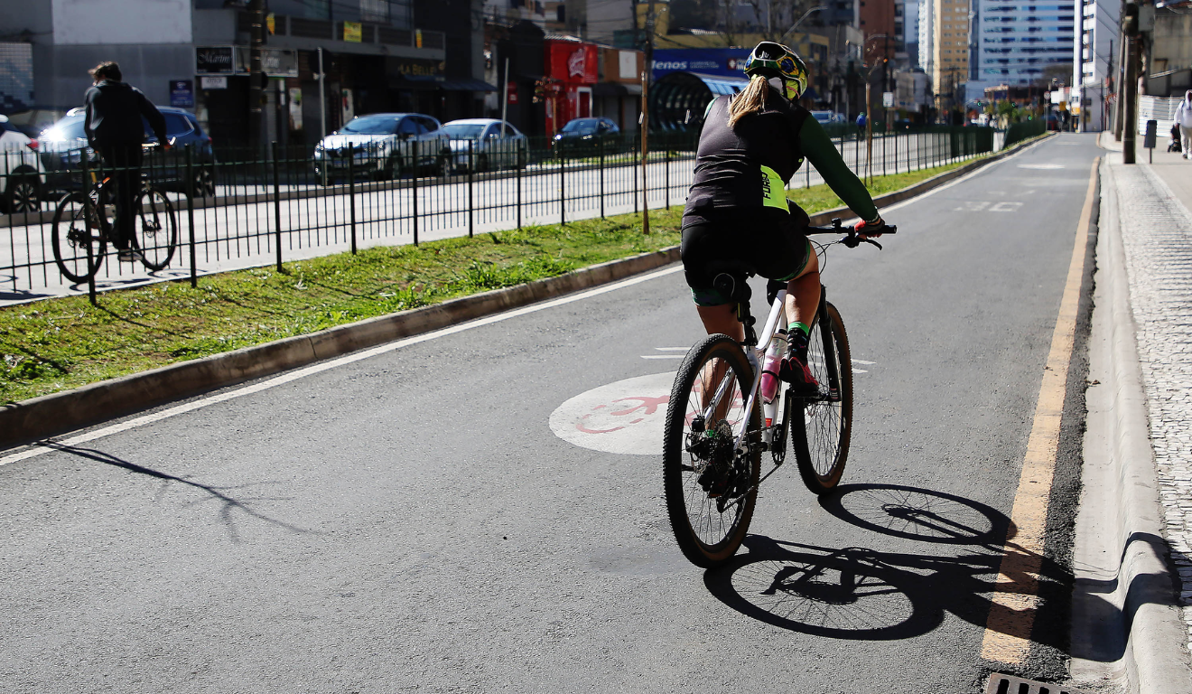 Imagem de uma pessoa pedalando.