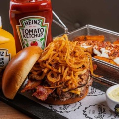 Lanche do Burguer Fest com cebola e ketchup e maionese