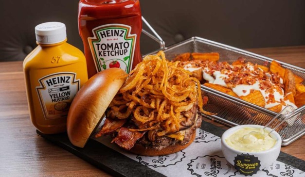 Lanche do Burguer Fest com cebola e ketchup e maionese