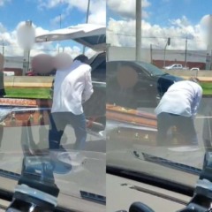 Motoristas de outros carros colocando caixão que caiu em carro funerário