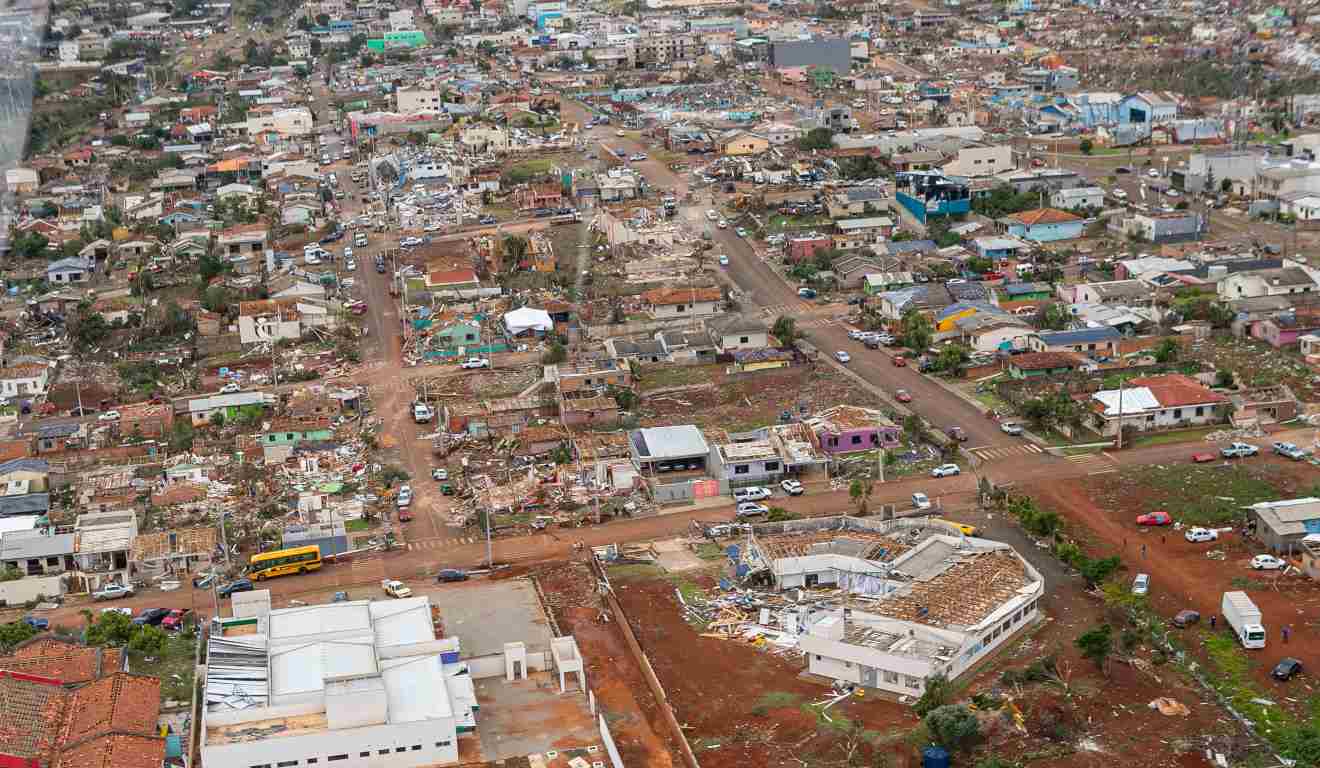 Imagem aérea mostra destruição em Rio Bonito do Iguaçu após passagem de tornado