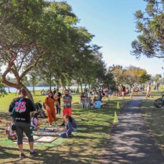 foto de pessoas no parque com céu azul para ilustrar calor no paraná