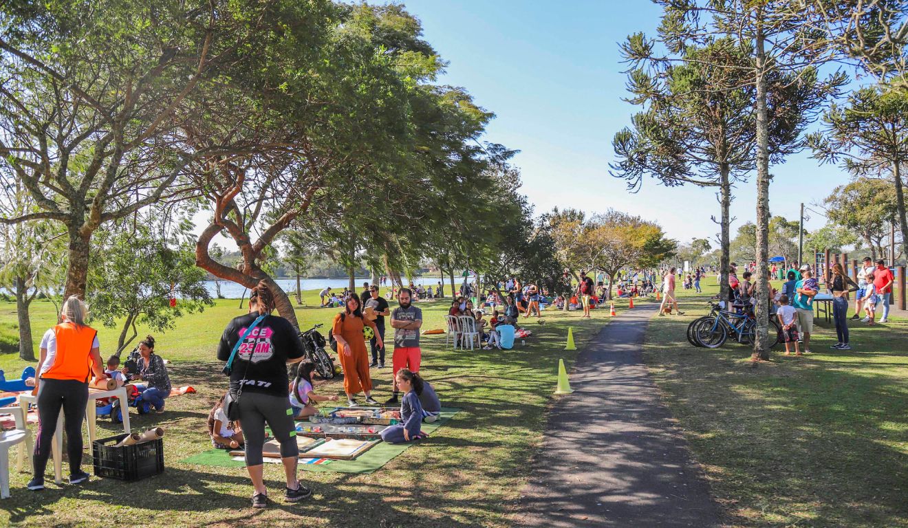 foto de pessoas no parque com céu azul para ilustrar calor no paraná