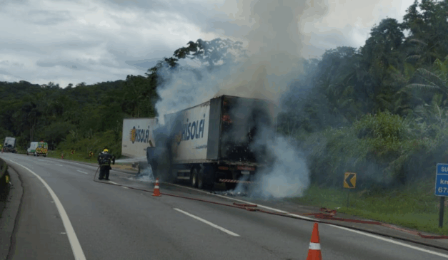 caminhão pega fogo na br-376