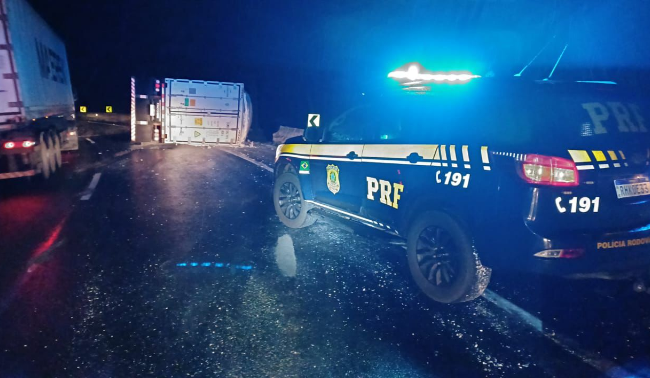 caminhão que tombou na BR-376