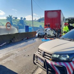 Carro completamente destruído em acidente na BR-376, em São José dos Pinhais