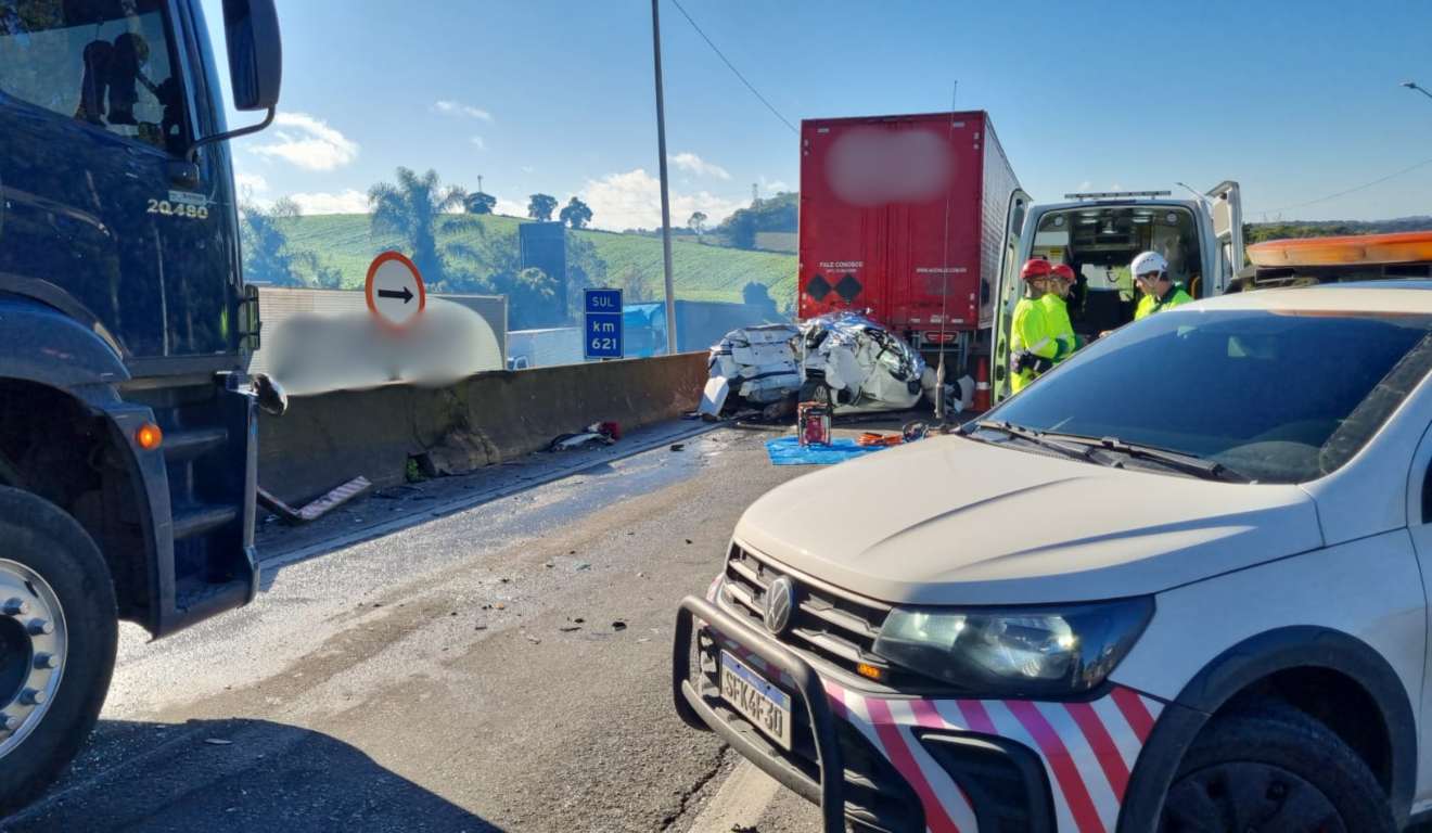 Carro completamente destruído em acidente na BR-376, em São José dos Pinhais
