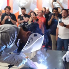 Cápsula Bicentenária do Athletico sendo fechada