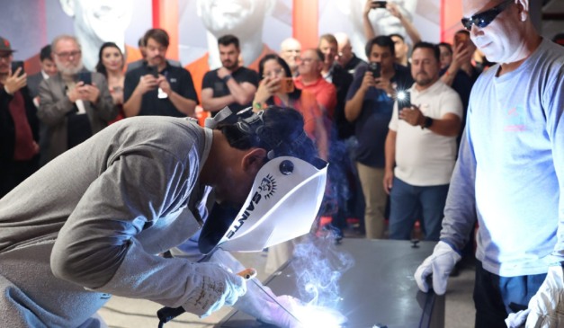 Cápsula Bicentenária do Athletico sendo fechada