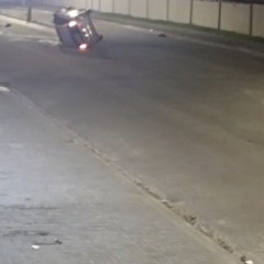 print de vídeo que mostra carro capotando em matinhos, no paraná