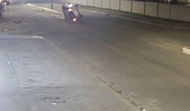 print de vídeo que mostra carro capotando em matinhos, no paraná