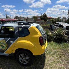 Viatura da Polícia Militar no local em que Clio foi encontrado incendiado.