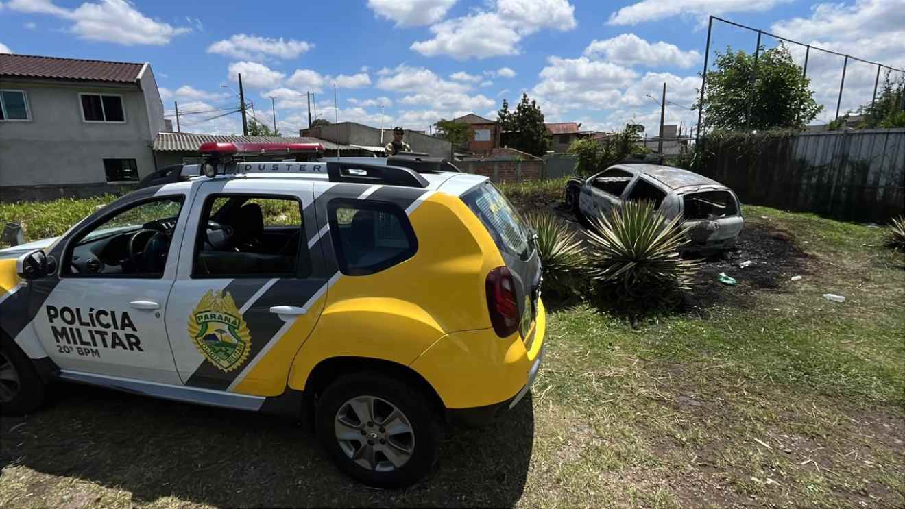 Viatura da Polícia Militar no local em que Clio foi encontrado incendiado. 