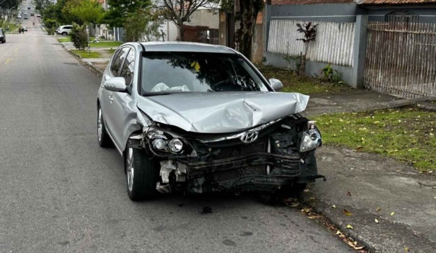 carro que invadiu a preferencial e causou o acidente