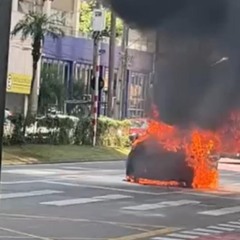 carro pegando fogo no Centro de Curitiba